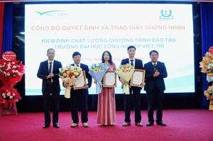Trao Giấy chứng nhận kiểm định chất lượng các Chương trình đào tạo Trường Đại học Công nghiệp Việt Trì